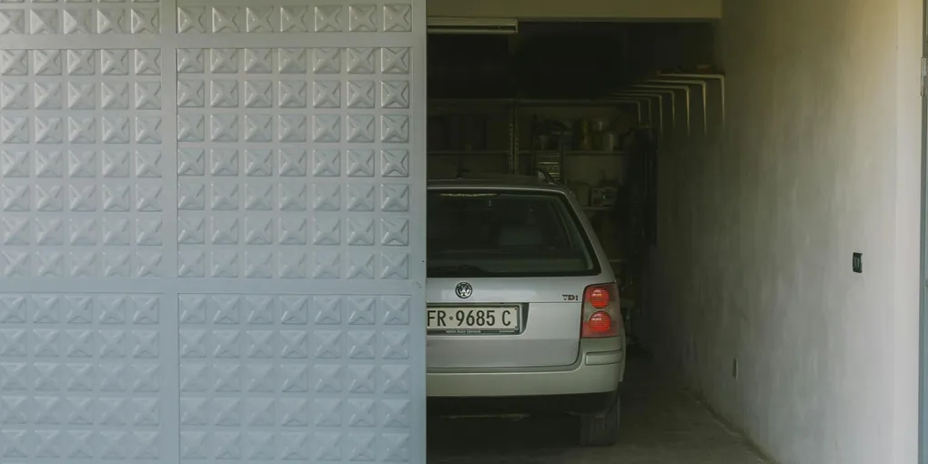 Garage door track with rollers, diagnostic for a door that came off the track