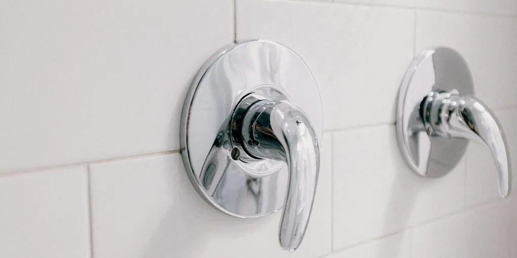 Bathroom shower with single-handle valve trim, how to remove a stuck shower cartridge
